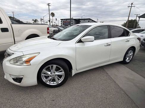 Used 2015 Nissan Altima 2.5 SV FWD image 2