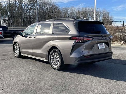 Used 2022 Toyota Sienna XLE image 3