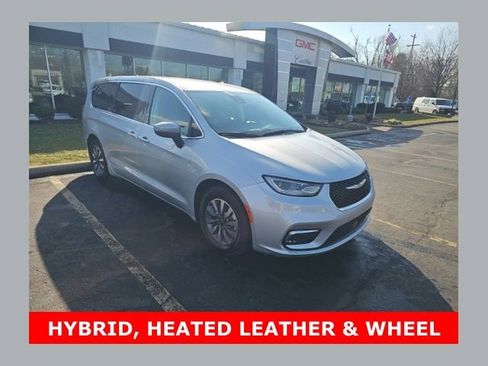Used 2023 Chrysler Pacifica Touring-L FWD image 1
