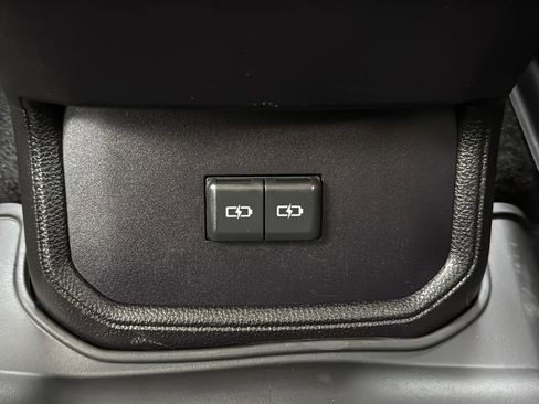 Used 2025 Toyota Highlander LE image 18