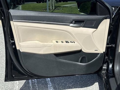 Used 2020 Hyundai Elantra Limited image 21