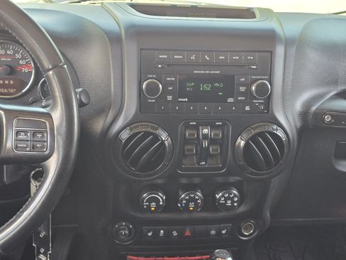 Used 2017 Jeep Wrangler Unlimited Rubicon AWD/4WD image 18