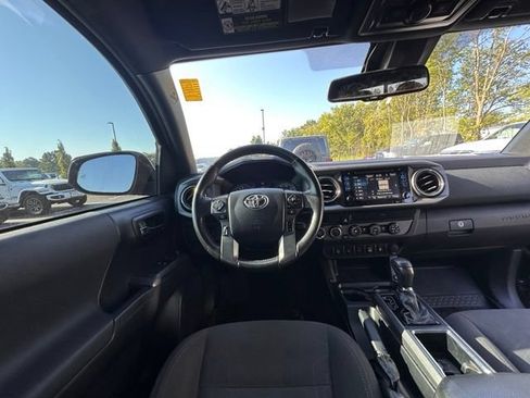 Used 2019 Toyota Tacoma TRD Off-Road w/ Technology Package AWD/4WD image 18