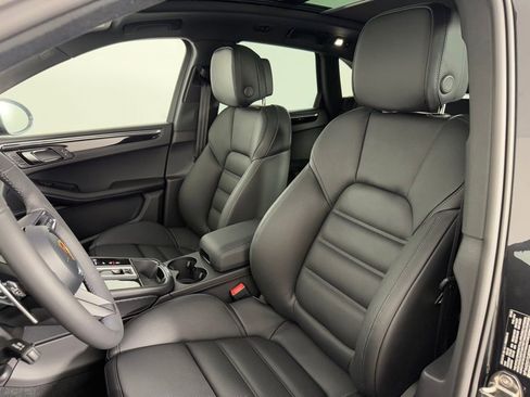 Certified 2026 Porsche Macan image 5