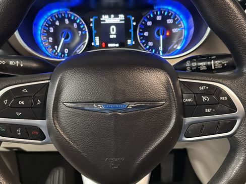 Used 2017 Chrysler Pacifica Touring FWD image 11
