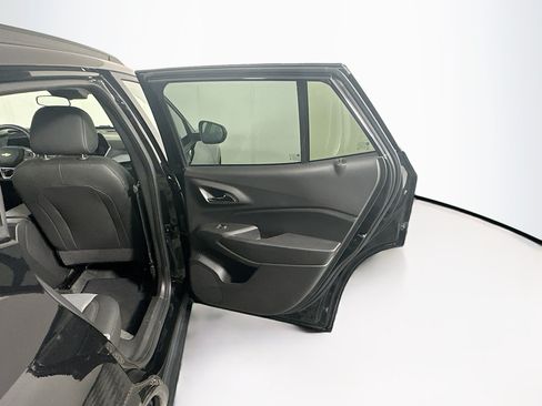 Used 2025 Chevrolet Trax LT w/ LT Convenience Package FWD image 27