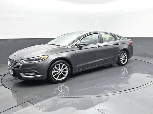 Certified 2017 Ford Fusion SE FWD image 2