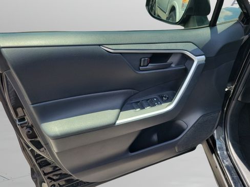 Used 2019 Toyota RAV4 LE FWD image 14