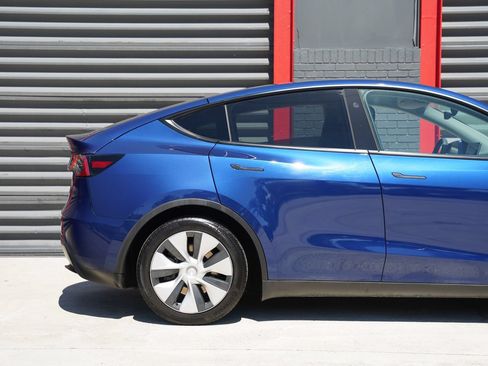 Used 2023 Tesla Model Y 2WD image 2