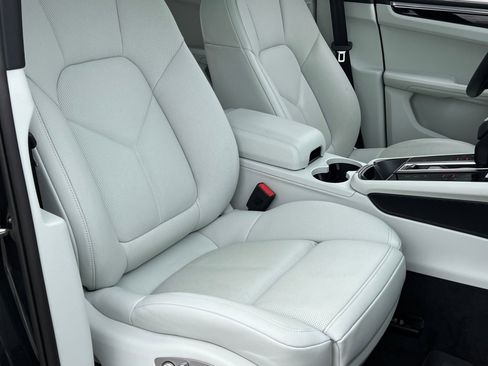 Certified 2025 Porsche Macan image 15