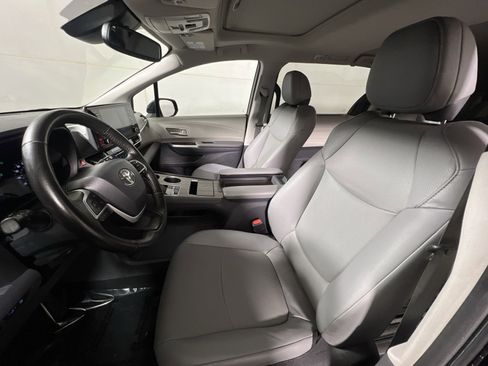 Used 2023 Toyota Sienna XLE image 11