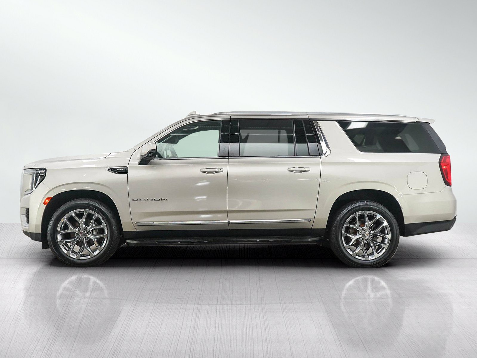 Used 2021 GMC Yukon XL SLT w/ Rear Media and Nav Package AWD/4WD image 2
