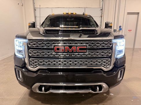 Used 2021 GMC Sierra 2500 Denali w/ Denali Black Diamond Edition AWD/4WD image 2