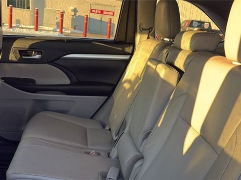 Used 2017 Toyota Highlander XLE image 25