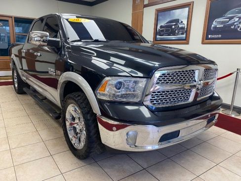 Used 2014 RAM 1500 Laramie w/ Convenience Group image 4
