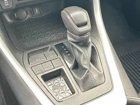 Used 2022 Toyota RAV4 LE image 22