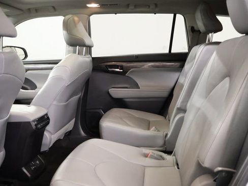 Used 2023 Toyota Highlander Platinum image 30