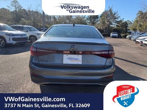 Certified 2025 Volkswagen Jetta SE image 5