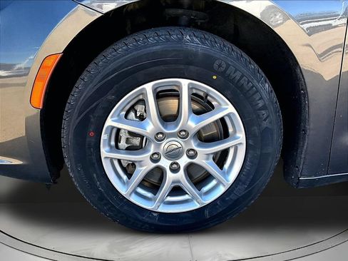 Used 2023 Chrysler Pacifica Touring-L FWD image 32