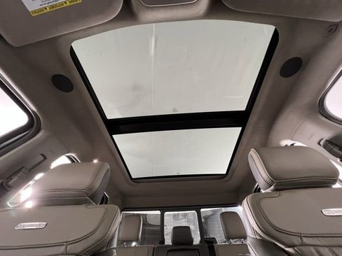 Used 2025 Ford F350 Platinum w/ Platinum Plus Package image 16