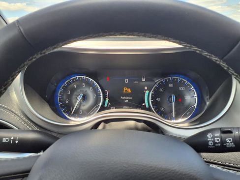 Used 2025 Chrysler Pacifica Limited FWD image 36