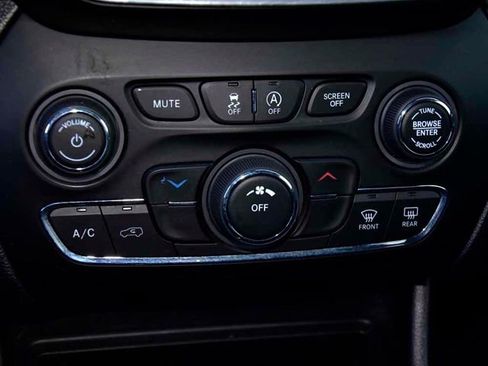 Used 2020 Jeep Cherokee Latitude w/ Cold Weather Group image 23