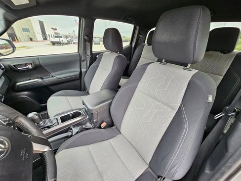 Used 2022 Toyota Tacoma TRD Off-Road w/ Technology Package AWD/4WD image 18