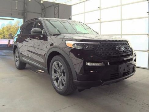 Used 2022 Ford Explorer XLT w/ Equipment Group 202A AWD/4WD image 3
