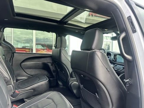 Used 2025 Chrysler Pacifica Limited FWD image 17