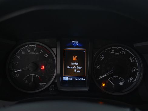 Used 2018 Toyota Tacoma TRD Sport image 19