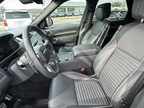 Used 2024 Land Rover Discovery Metropolitan Edition image 9