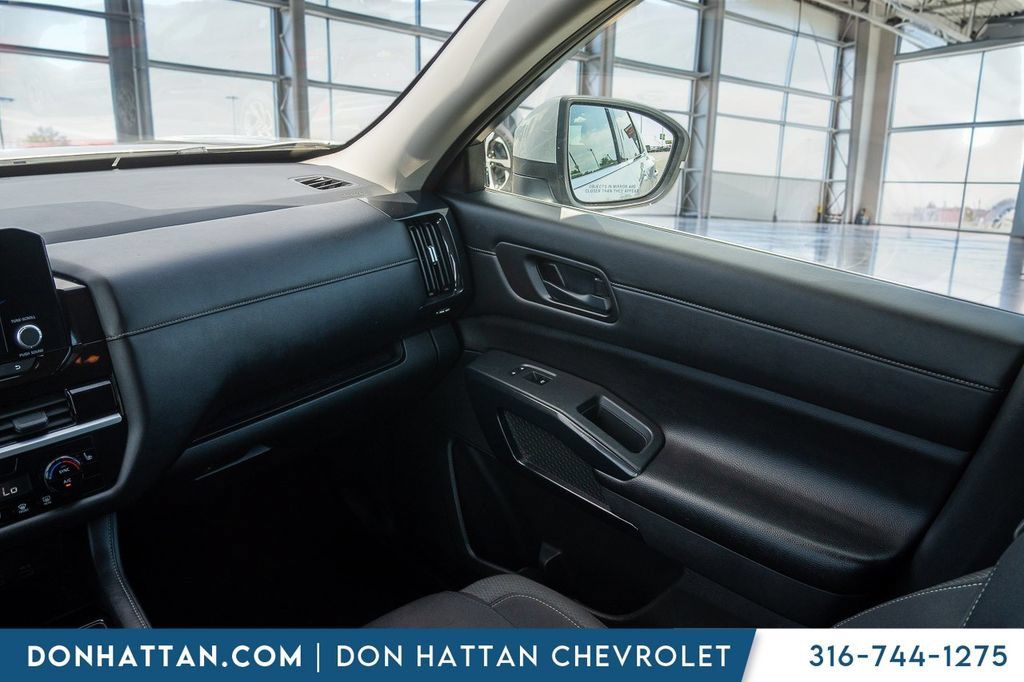 Used 2024 Nissan Pathfinder SV AWD/4WD image 14