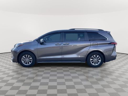 Used 2022 Toyota Sienna XLE image 4