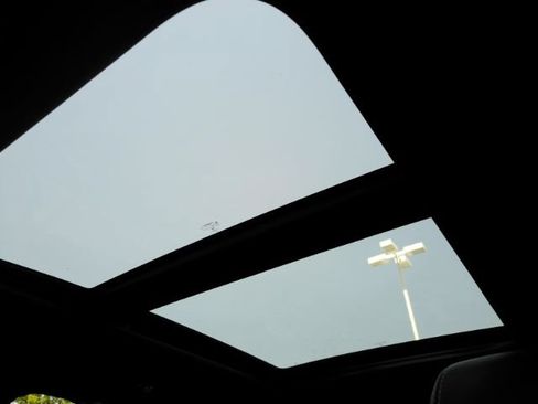 Used 2025 Chrysler Pacifica Limited FWD image 7