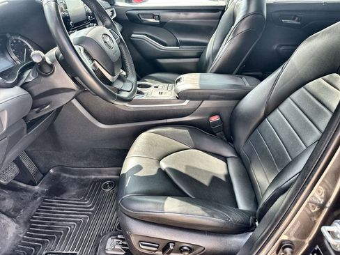 Used 2022 Toyota Highlander XLE image 24
