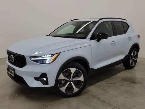 Certified 2025 Volvo XC40 B5 Plus image 34