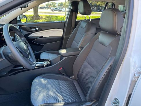 Used 2025 Chevrolet Trax LT image 30