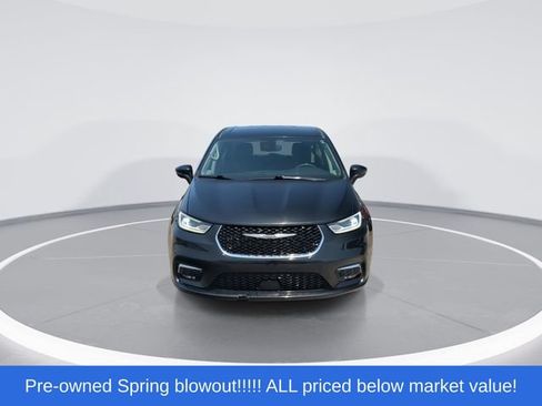 Used 2023 Chrysler Pacifica Touring-L FWD image 3