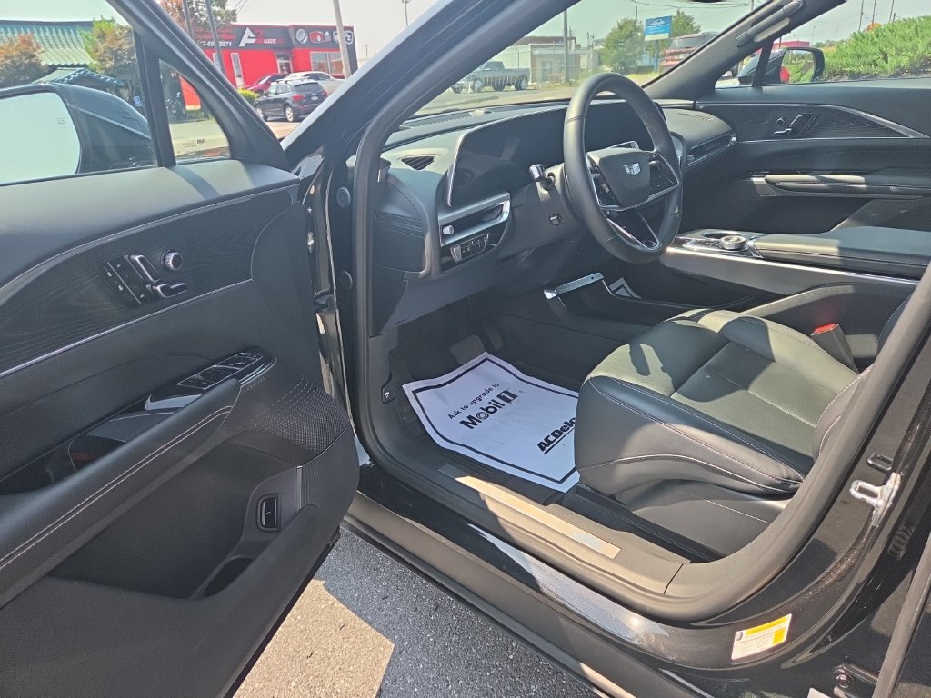 Used 2024 Cadillac Lyriq Luxury AWD/4WD image 13