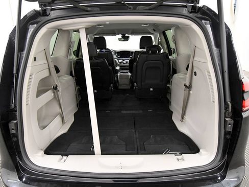 Used 2024 Chrysler Pacifica Touring-L FWD image 7
