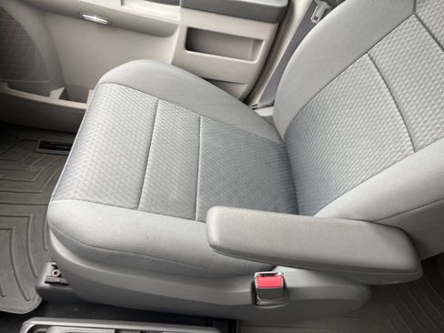 Used 2009 Chrysler Town & Country Touring w/ Entertainment Group #2 FWD image 16