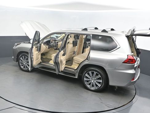 Used 2017 Lexus LX 570 4WD image 2