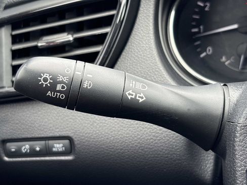 Used 2017 Nissan Rogue SV w/ SV Premium Package image 19