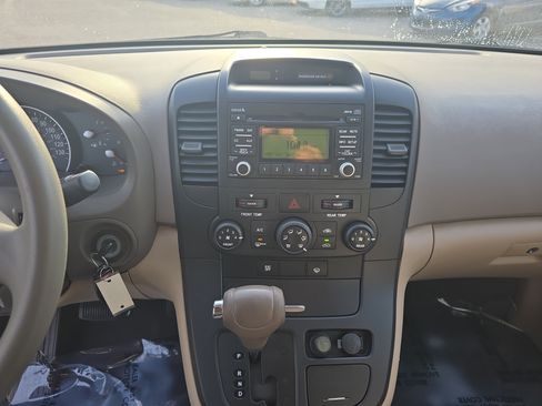 Used 2009 Kia Sedona LX image 22