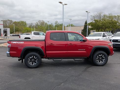 Certified 2023 Toyota Tacoma TRD Off-Road AWD/4WD image 11