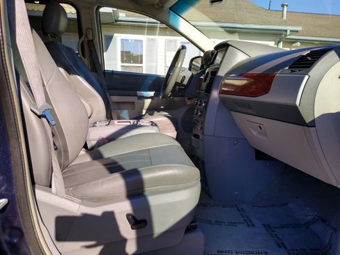 Used 2008 Chrysler Town & Country Touring image 18