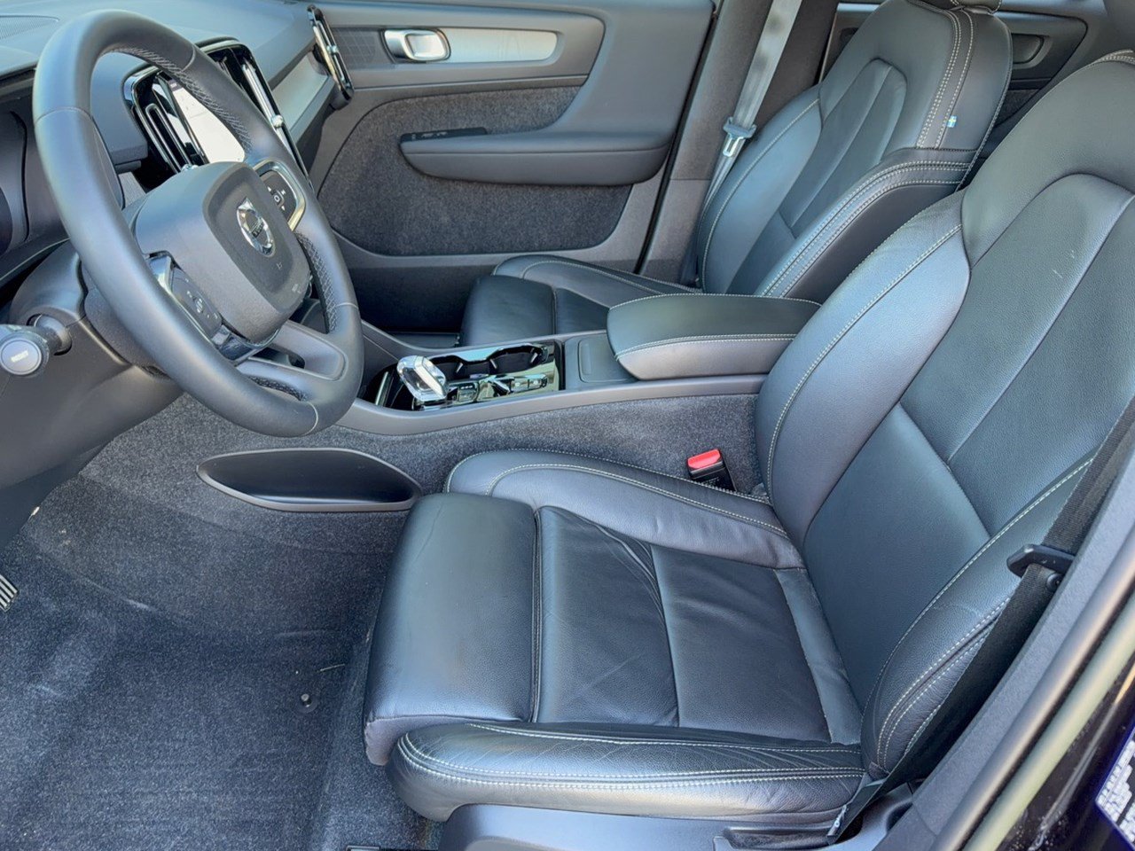 Used 2023 Volvo XC40 B5 Plus w/ Driver Assist Package AWD/4WD image 5