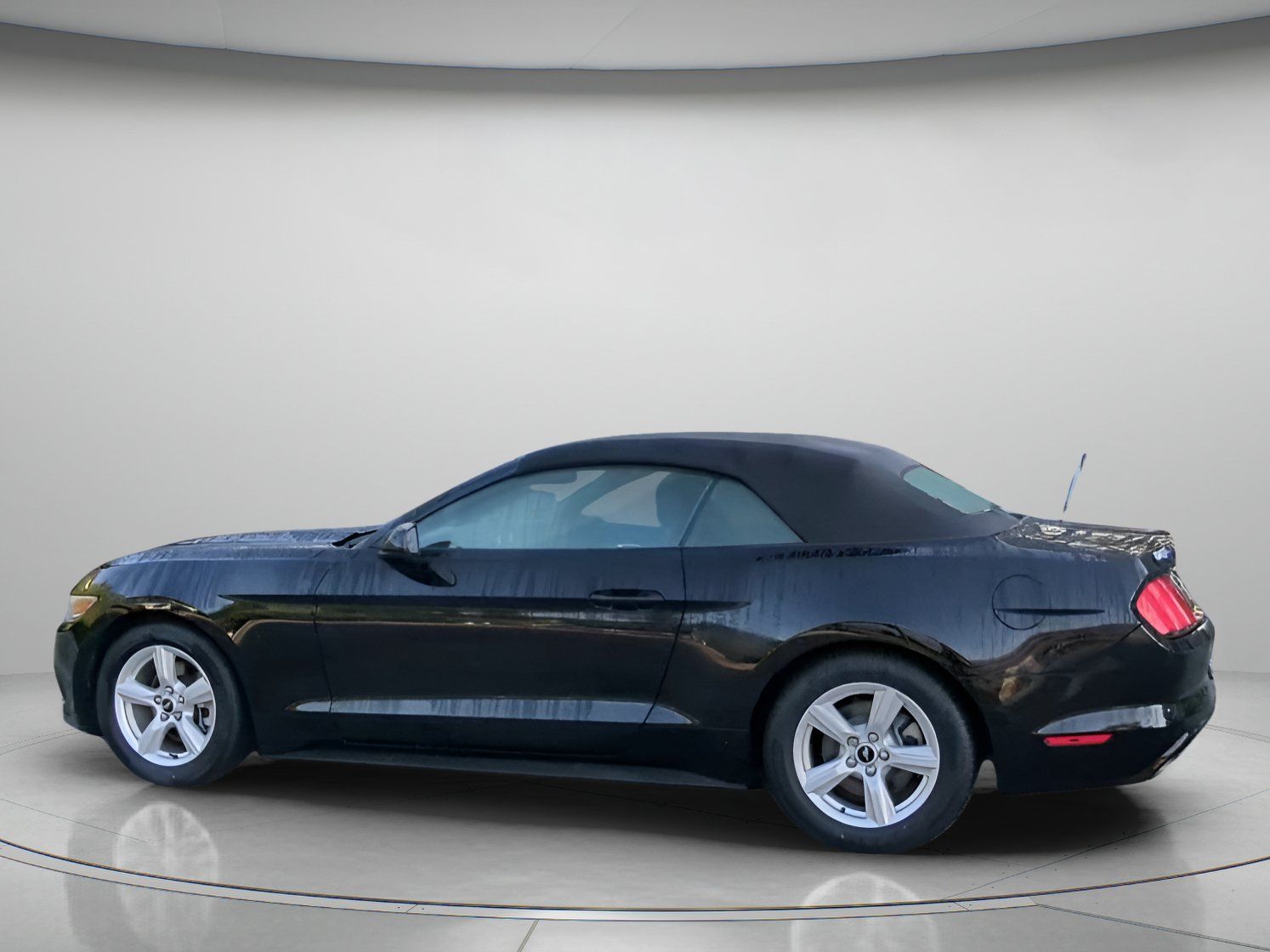Used 2016 Ford Mustang Convertible RWD image 18