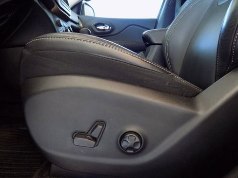 Certified 2018 Jeep Cherokee Limited w/ Technology Group image 18