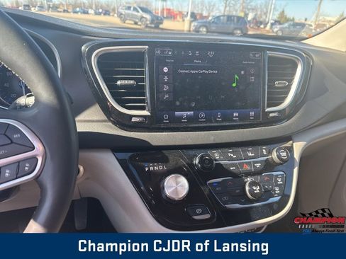 Used 2024 Chrysler Pacifica Touring-L image 23